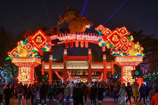 Đèn lồng được thắp sáng rực rỡ đón Tết Nguyên đán tại tỉnh Sơn Đông, Trung Quốc, ngày 22/1/2023. Ảnh: THX/ TTXVN