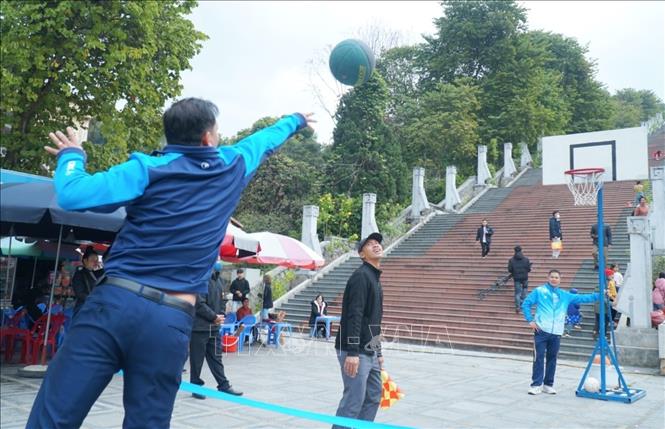 Trò chơi ném bóng rổ tại Hội Xuân. Ảnh: Xuân Tư - TTXVN