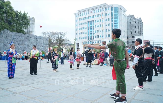 Trò chơi ném Pa pao đặc trưng của người Mông tại Hội Xuân. Ảnh: Xuân Tư - TTXVN