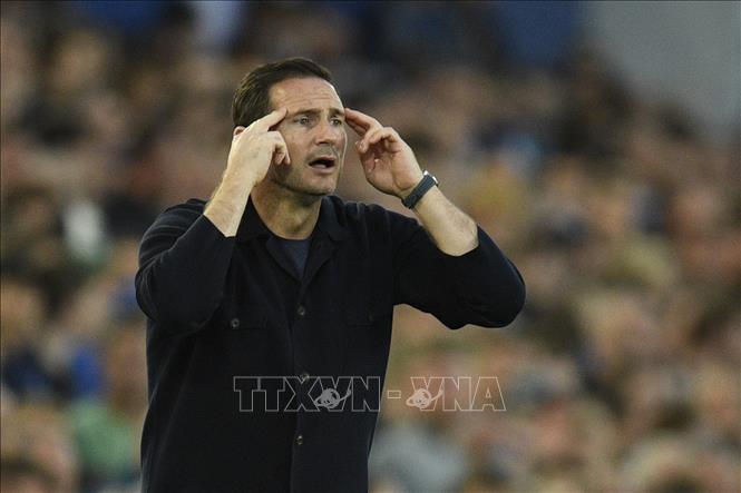 Trong ảnh: Huấn luyện viên CLB Everton của Anh Frank Lampard chỉ đạo các cầu thủ trong trận Everton gặp Crystal Palace ở Liverpool, Tây Bắc vùng Anh ngày 19/5/2022. Ảnh: AFP/TTXVN