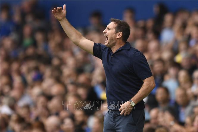 Trong ảnh: Huấn luyện viên CLB Everton của Anh Frank Lampard chỉ đạo các cầu thủ trong trận Everton gặp Liverpool ở Liverpool, Tây Bắc vùng England ngày 3/9/2022. Ảnh: AFP/TTXVN