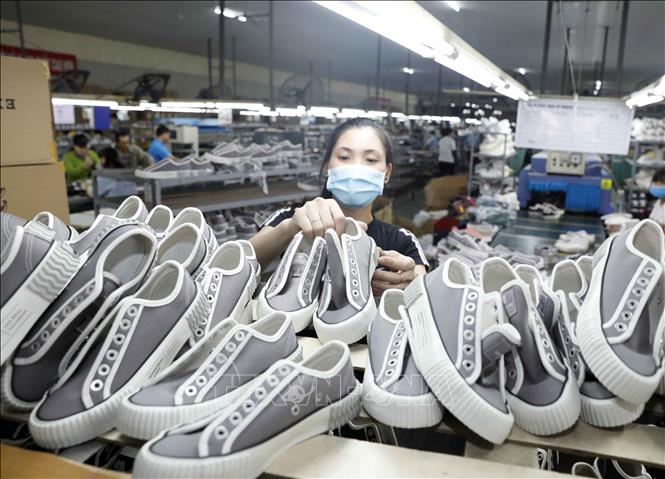 Trong ảnh: Công ty TNHH Hóa dệt Hà Tây, xã Tân Lập, Đan Phượng, Hà Nội chuyên sản xuất giày xuất khẩu thu hút hàng ngàn lao động. Ảnh: Trần Việt - TTXVN