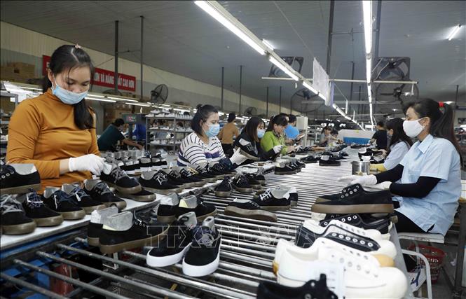 Trong ảnh: Công ty TNHH Hóa dệt Hà Tây, xã Tân Lập, Đan Phượng, Hà Nội chuyên sản xuất giày xuất khẩu thu hút hàng ngàn lao động. Ảnh: Trần Việt - TTXVN