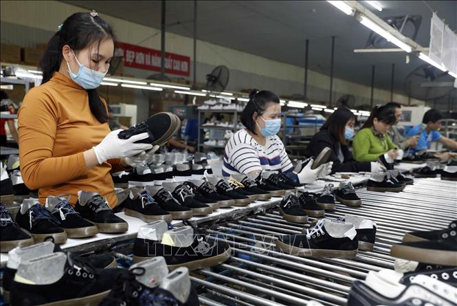 Trong ảnh: Công ty TNHH Hóa dệt Hà Tây, xã Tân Lập, Đan Phượng, Hà Nội chuyên sản xuất giày xuất khẩu thu hút hàng ngàn lao động. Ảnh: Trần Việt - TTXVN
