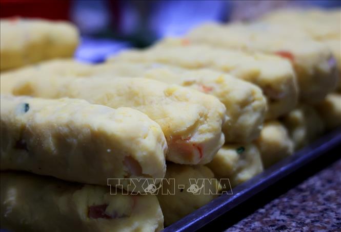 Banh tet's fillings include salted eggs, cashew nuts, meat and green beans. VNA Photo: Hồng Đạt