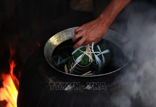 After wrapping the cakes, villagers cook them in a wood-burning oven continuously for about 6-7 hours. VNA Photo: Hồng Đạt