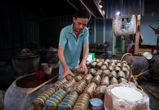 On average, a household in Nhi Binh can make 400 banh tet per day. VNA Photo: Hồng Đạt