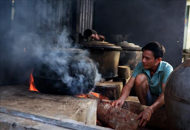 The family of Mrs. Nguyen Thi Ich (82 years old) is the oldest in the village with the experience in banh tet making. VNA Photo: Hồng Đạt