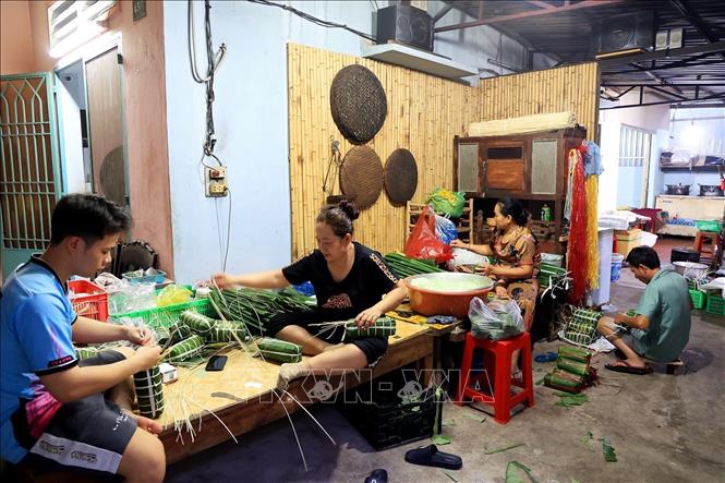 The family of Mrs. Nguyen Thi Ich (82 years old) is the oldest in the village with the experience in banh tet making. VNA Photo: Hồng Đạt