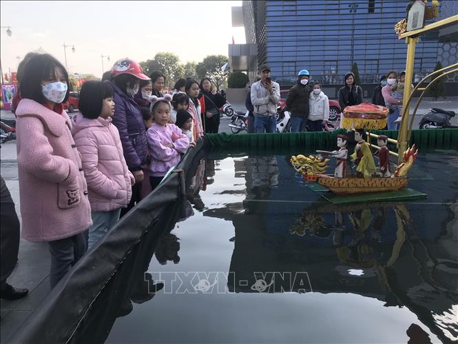 Các chú rối nước mời trầu khán giả. Ảnh: Tiến Vĩnh – TTXVN