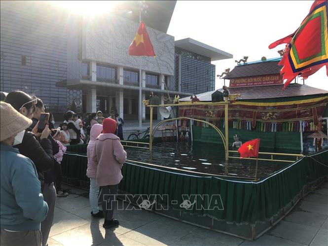 Tiết mục chú Tễu chào đón khán giả.  Ảnh: Tiến Vĩnh – TTXVN