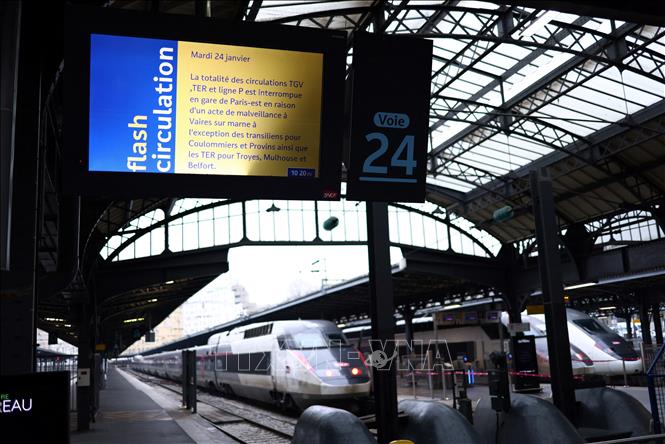Màn hình cảnh báo về vụ hỏa hoạn khiến nhà ga xe lửa Gare de l'Est ở thủ đô Paris (Pháp) phải ngừng hoạt động, ngày 24/1/2023. Ảnh: AFP/TTXVN 