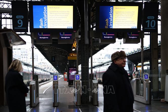 Màn hình cảnh báo về vụ hỏa hoạn khiến nhà ga xe lửa Gare de l'Est ở thủ đô Paris (Pháp) phải ngừng hoạt động, ngày 24/1/2023. Ảnh: AFP/TTXVN 