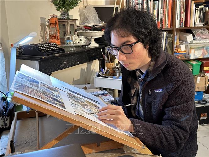 Họa sĩ trẻ Mai Bách phác họa một số bản thảo cho dự án mới. Ảnh: Thu Hà  - P/v TTXVN tại Pháp