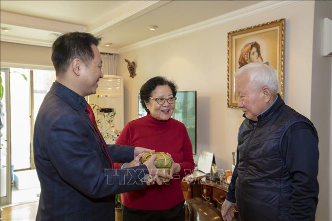 Trong ảnh: Đại biện lâm thời Đại sứ quán Việt Nam tại Hàn Quốc Nguyễn Việt Anh (ngoài cùng bên trái) thăm và chúc tết gia đình bà Huỳnh Thị Thái, 74 tuổi đang sinh sống tại quận Yongsan, thủ đô Seoul, Hàn Quốc. Ảnh: Anh Nguyên - PV TTXVN tại Hàn Quốc