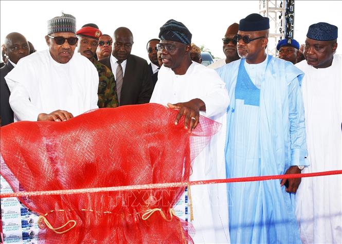 Tổng thống Nigeria Muhammadu Buhari (trái, trước) tại lễ khánh thành cảng nước sâu Lekki ở bang Lagos ngày 23/1/2023. Ảnh: THX/TTXVN 