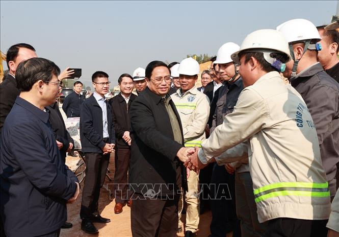 Thủ tướng Phạm Minh Chính động viên công nhân Dự án đầu tư xây dựng đường cao tốc Tuyên Quang - Phú Thọ đoạn qua tỉnh Phú Thọ. Ảnh: Dương Giang-TTXVN