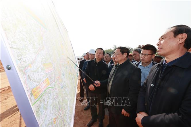 Thủ tướng Phạm Minh Chính kiểm tra tình hình thực hiện Dự án đầu tư xây dựng đường cao tốc Tuyên Quang - Phú Thọ. Ảnh: Dương Giang-TTXVN
