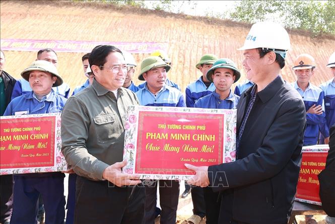 Thủ tướng Phạm Minh Chính tặng quà động viên công nhân Dự án đầu tư xây dựng đường cao tốc Tuyên Quang - Phú Thọ đoạn qua tỉnh Tuyên Quang. Ảnh: Dương Giang-TTXVN
