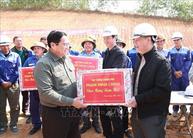 Thủ tướng Phạm Minh Chính tặng quà động viên công nhân Dự án đầu tư xây dựng đường cao tốc Tuyên Quang - Phú Thọ đoạn qua tỉnh Tuyên Quang. Ảnh: Dương Giang-TTXVN
