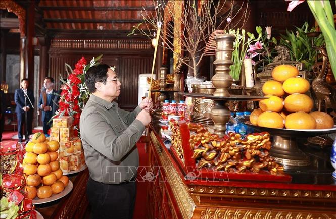 Thủ tướng Phạm Minh Chính dâng hương tưởng niệm tại Đền thờ Chủ tịch Hồ Chí Minh. Ảnh: Dương Giang-TTXVN
