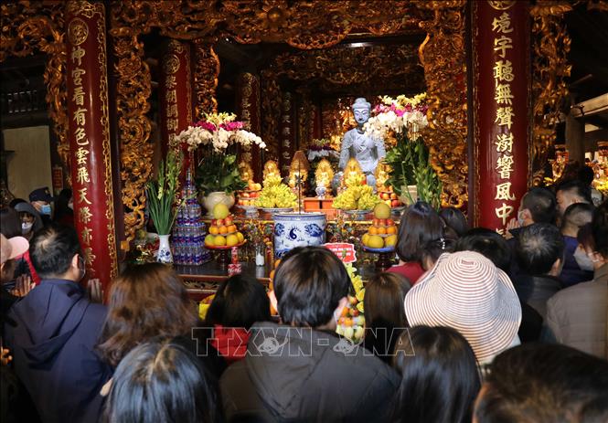 Người dân lễ Phật A di đà - bức tượng bảo vật quốc gia bằng đá ở chùa Phật Tích. Ảnh: Thanh Thương - TTXVN