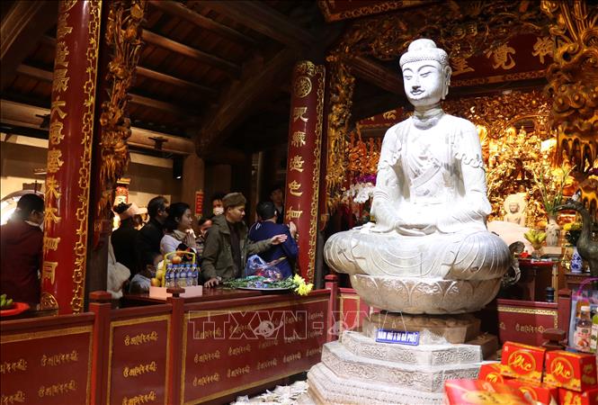 Người dân lễ Phật A di đà - bức tượng bảo vật quốc gia bằng đá ở chùa Phật Tích. Ảnh: Thanh Thương - TTXVN