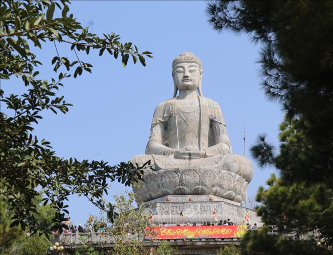 Đại Phật tượng trên núi Phật Tích. Ảnh: Thanh Thương - TTXVN
