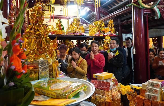 Rất đông người dân và du khách thập phương đến du xuân, trẩy hội tại đền Bà Chúa Kho. Ảnh: Thái Hùng-TTXVN