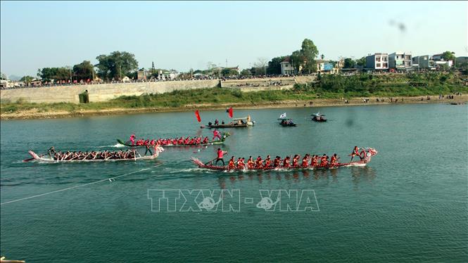 Các đội đua tranh tài trên sông Lô. Ảnh: Quang Cường – TTXVN