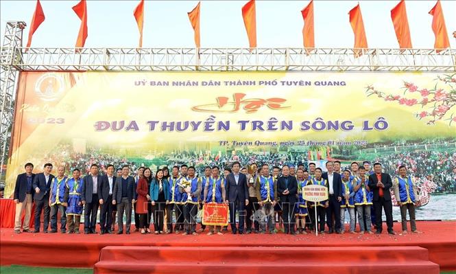 Ban Tổ chức trao giải Nhất cho đội đua phường Minh Xuân. Ảnh: Quang Cường – TTXVN