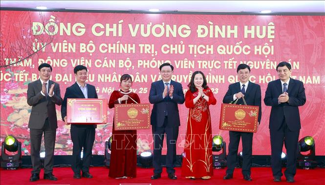 Chủ tịch Quốc hội Vương Đình Huệ tặng quà Báo Đại biểu nhân dân và Truyền hình Quốc hội Việt Nam. Ảnh: Doãn Tấn – TTXVN