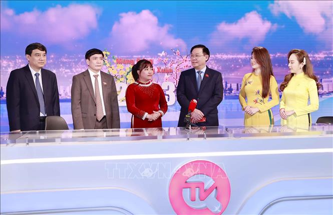 Chủ tịch Quốc hội Vương Đình Huệ nói chuyện với biên tập viên khi tham quan Truyền hình Quốc hội Việt Nam. Ảnh: Doãn Tấn – TTXVN