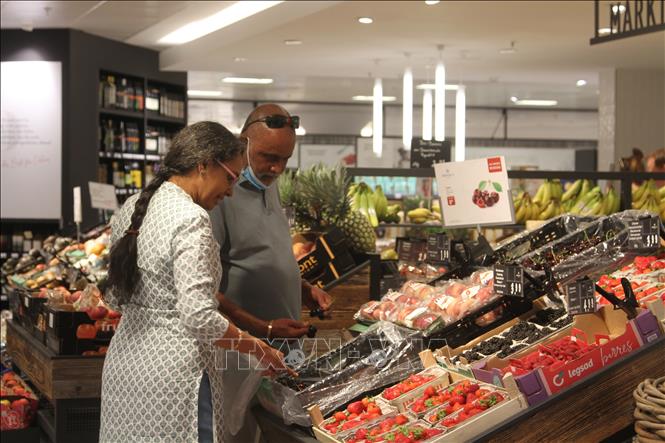 Người dân mua sắm tại một siêu thị ở Frankfurt, Đức ngày 1/8/2022. Ảnh: THX/TTXVN