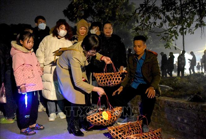 Mua bán gà đen tại chợ âm dương. Ảnh: Đinh Văn Nhiều-TTXVN