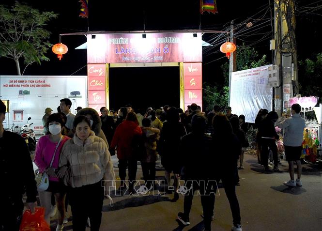 Quang cảnh phiên chợ âm dương. Ảnh: Đinh Văn Nhiều-TTXVN