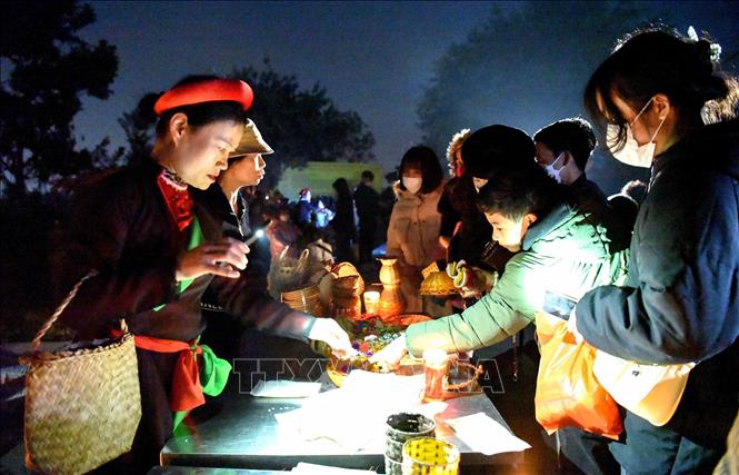 Hoạt động mua bán tại chợ âm dương . Ảnh: Đinh Văn Nhiều-TTXVN