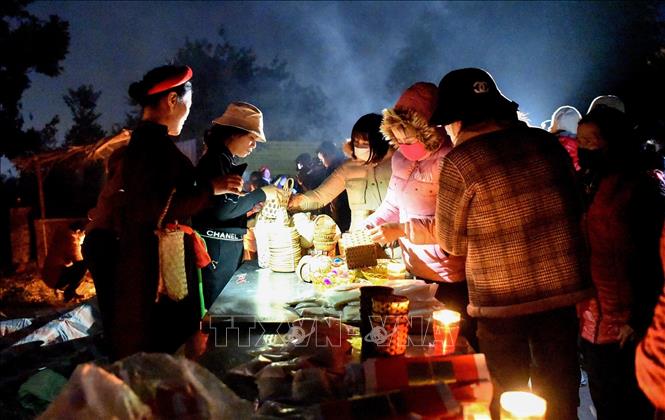 Hoạt động mua bán tại chợ âm dương . Ảnh: Đinh Văn Nhiều-TTXVN