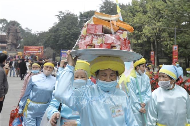 Người dân, du khách thập phương về dâng lễ tại tượng đài Hoàng đế Quang Trung - Nguyễn Huệ. Ảnh: Minh Quyết - TTXVN