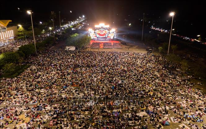 Đông đảo du khách trẩy hội tại núi Bà Đen trong đêm khai mạc Lễ hội Xuân Núi Bà Đen Tây Ninh 2023 (Mùng 4 Tết). Ảnh: Thanh Tân - TTXVN