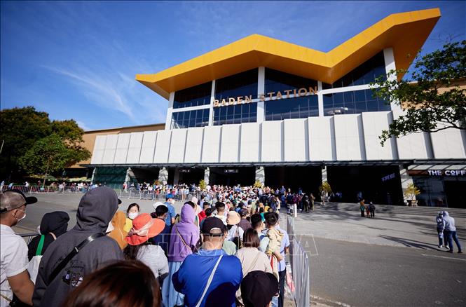 Du khách xếp hàng để vào nhà ga cáp treo lên đỉnh núi Bà Đen và chùa Bà. Ảnh: Thanh Tân - TTXVN