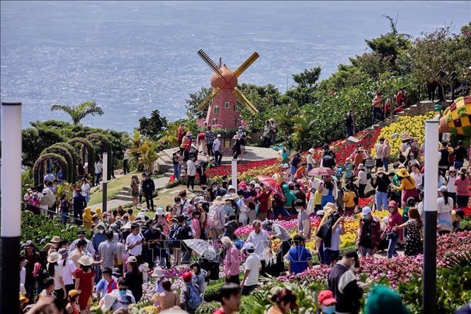 Đông đảo du khách check-in trên đỉnh núi Bà Đen. Ảnh: Thanh Tân - TTXVN
