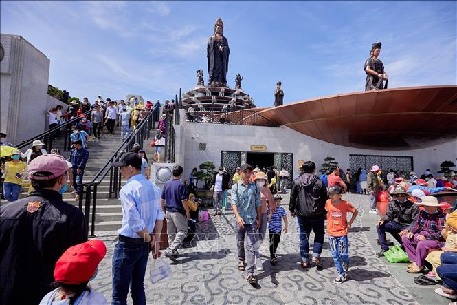 Du khách chiêm bái tượng Phật Bà Tây Bổ Đà Sơn cao nhất châu Á trên đỉnh núi Bà Đen. Ảnh: Thanh Tân - TTXVN 
