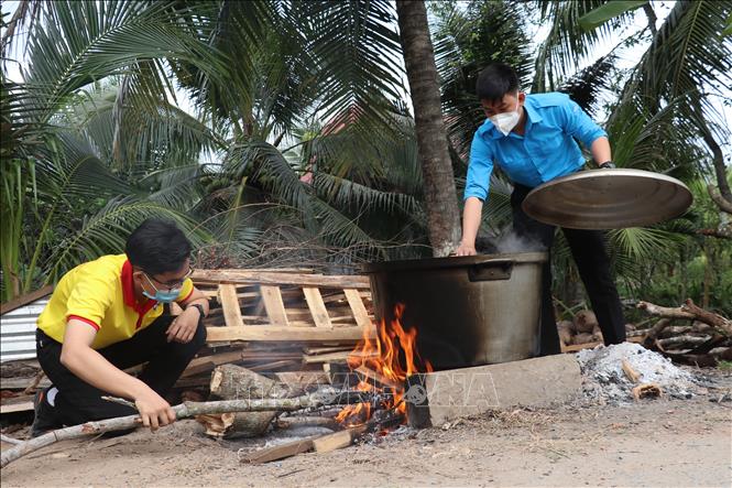 Bánh tét được luộc trong khoảng thời gian từ 5 đến 7 tiếng thì đem vớt. Ảnh: Chương Đài - TTXVN