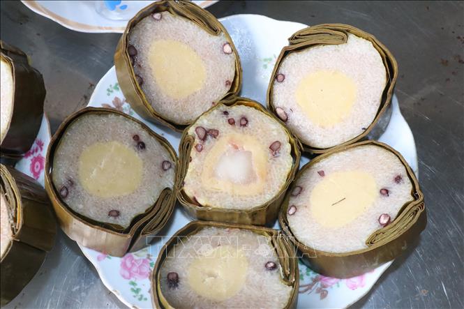 Bánh tét truyền thống miền Tây nhân mặn gồm thịt mỡ, đậu xanh. Ảnh: Chương Đài - TTXVN