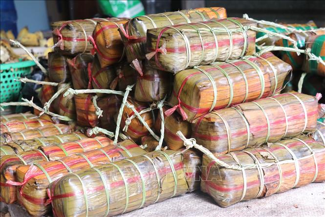 Bánh tét là một trong những món ăn đặc trưng không thể thiếu của người dân Nam Bộ mỗi dịp Tết cổ truyền của dân tộc. Ảnh: Chương Đài - TTXVN