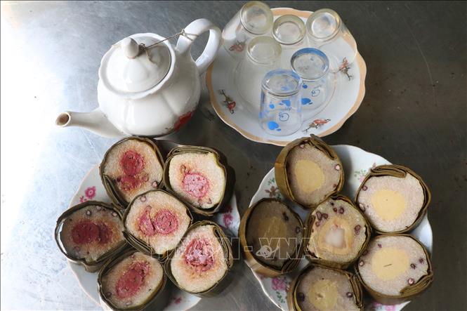 Bánh tét sau khi luộc chín được cắt thành từng khoanh tròn và đặt vào đĩa. Ảnh: Chương Đài - TTXVN