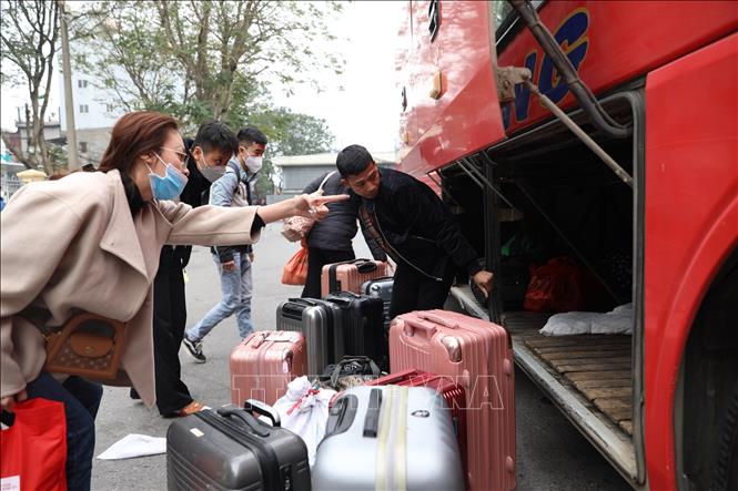 Hành khách từ các tỉnh về tới Bến xe Giáp Bát (ảnh chụp lúc 12h30 ngày 26/1). Ảnh: Hoàng Hiếu - TTXVN 