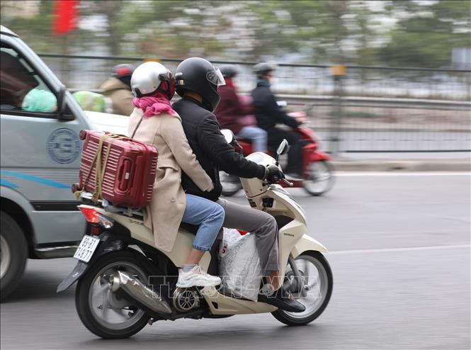 Người dân trên phố Ngọc Hồi di chuyển về hướng trung tâm Hà Nội. Ảnh: Hoàng Hiếu - TTXVN 