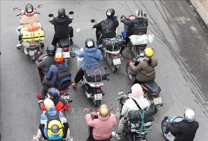 Dễ dàng bắt gặp cảnh các phương tiện với đồ đạc được chằng buộc gọn gàng di chuyển trên các tuyến đường vào thành phố (ảnh chụp lúc 11h ngày 26/1 trên phố Ngọc Hồi). Ảnh: Hoàng Hiếu - TTXVN 